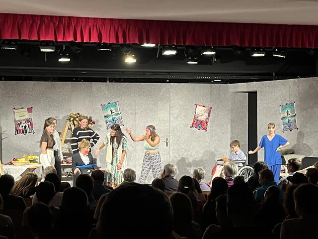 In diesem Jahr brachten die "Youngsters" der Theatergruppe Fließ eine lustige Komödie auf die Bühne.  | Foto: Theatergruppe Fließ