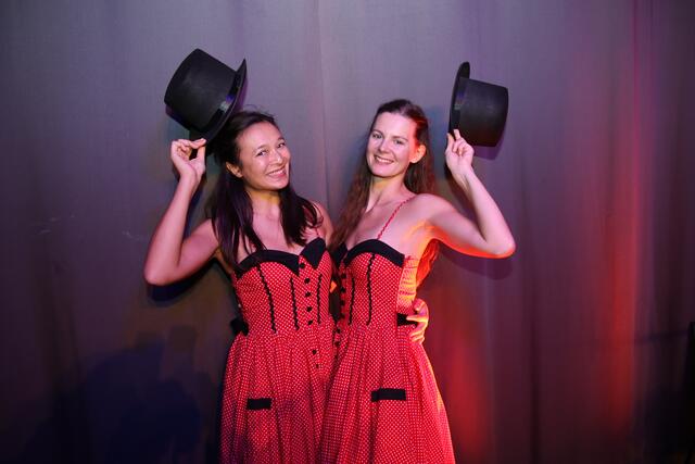 Tänzerinnen: Marie und Magdalena begleiteten mit Swing.