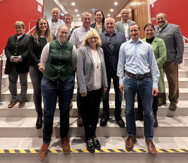Obmann Jürgen Fellinger mit seinem Team und den Ehrengästen. | Foto: Sportunion Ebensee am Traunsee