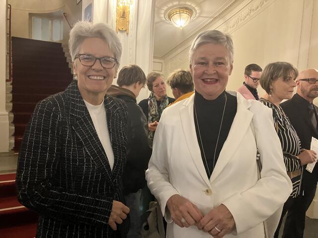 Petra Bohuslav (kaufmännische Direktorin der Staatsoper Wien) mit Beate Jorda, Obfrau des Vereins "Frauenzimmer" in Baden (r.) | Foto: Stockmann