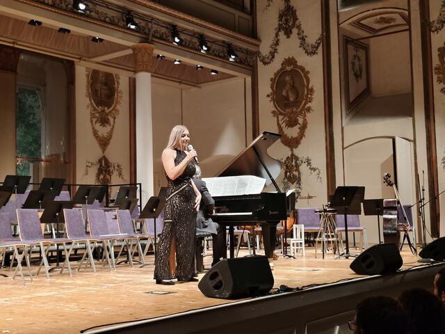 Teresa Weintritt gab mit ihrer Gesangseinlage ihr Können vorm gefüllten Haydnsaal zum Besten. 