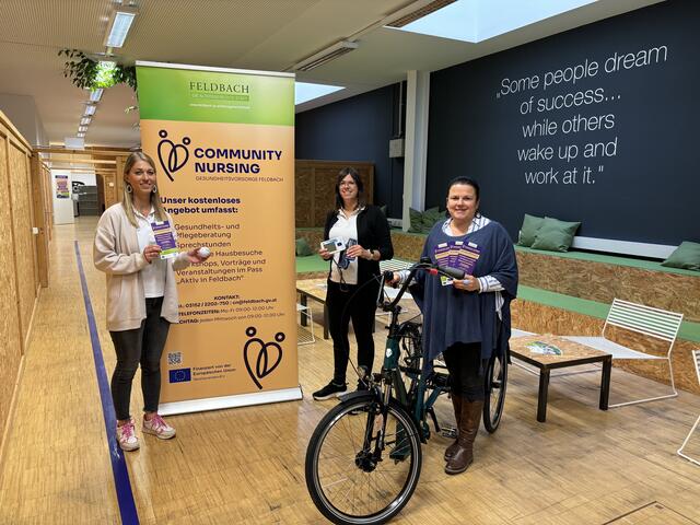 Die Community Nurses Claudia Hödl und Julia Edelsbrunner (v.l.) laden gemeinsam mit Stadträtin Sonja Skalnik (r.) zur Gesundheitsmesse in Feldbach ein. | Foto: MeinBezirk