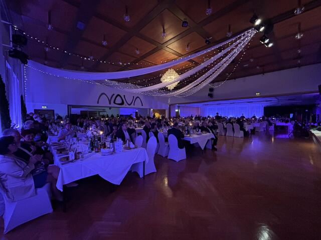 Edles Ambiente und 280 geladene Gäste im Volksheim | Foto: Almer