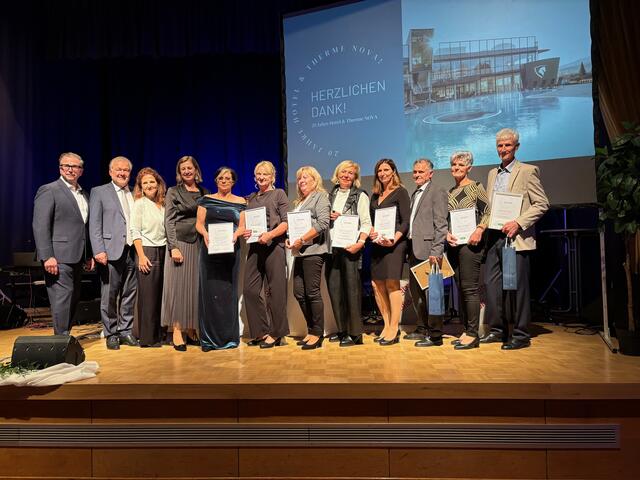 Zahlreiche Mitarbeiterinnen und Mitarbeiter wurden für 20 Jahre Therme NOVA geehrt. | Foto: Almer