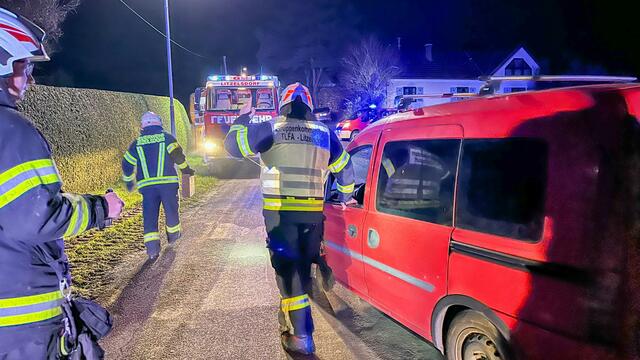 Die Feuerwehr Litzelsdorf befreite einen Zeitungszusteller mit seinem Pkw aus einer misslichen Lage. | Foto: Feuerwehr Litzelsdorf