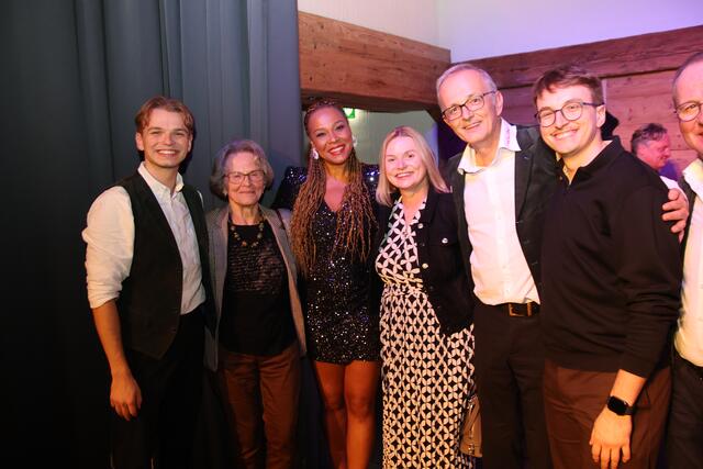 Salty Dixie Ramblers begeisterten in der Walser Bachschmiede: Familie Siller mit Sängerin Stella Jones. 