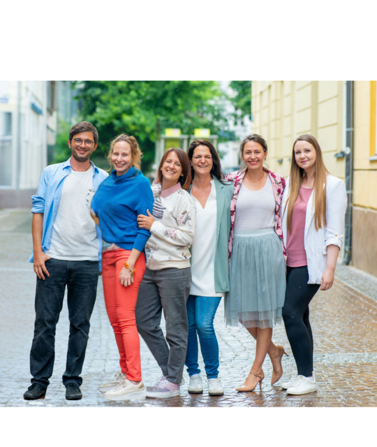 Das Team von "wohin – der Kärntner Soziallotse" um die Projektverantwortlichen und Koordinatorinnen Stephanie Venier (2. von rechts) und Julia Aichernig (3. von rechts) freut sich auf jede Menge Vernetzung im Rahmen der "zåm redn"-Stammtische. | Foto: Verein Lotse