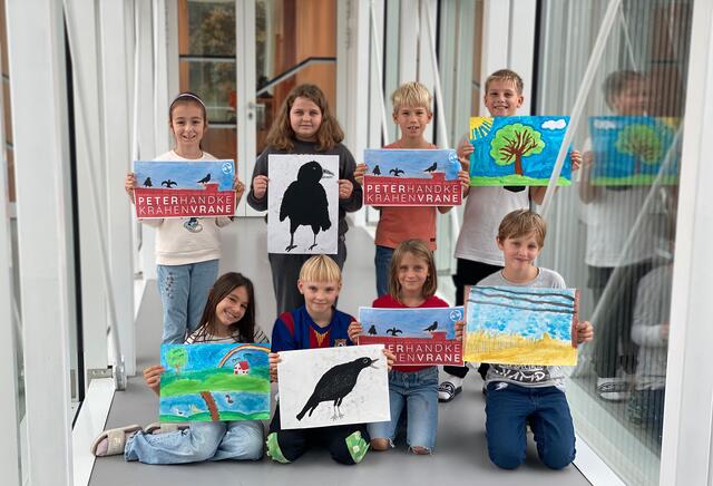 Volksschulkinder der dritten und vierte Klasse der Europaschule St. Michael präsentieren stolz ihre Kunstwerke zum diesjährigen Handke-Projekt. | Foto: Europaschule St. Michael