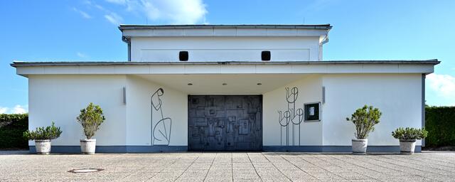 Einsegnungshalle am Neuen Friedhof in Amstetten: Eingangstor von Ernst Brandstetter, Sgraffiti von Adalbert Schlager | Foto: Hans-Peter Kriener