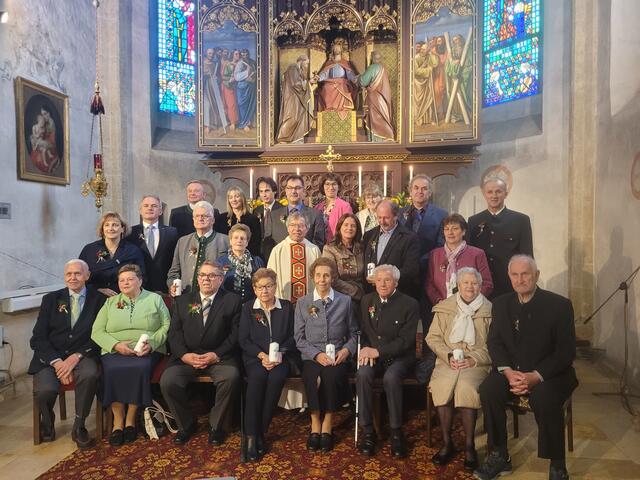 Elf Jubelpaare in Waldneukirchen mit Pfarrer Alois Hofmann (Mitte) feiern ihre langjährige Partnerschaft.