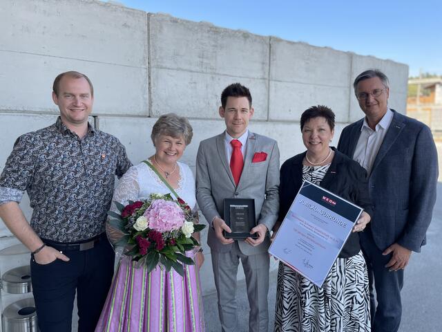 Zum Betriebsjubiläum gratulierte Klementine (2. von links) und Martin Schwarz (Mitte) eine Abordnung der Wirtschaftskammer Güssing mit Kommerzialrätin Herta Walits-Guttmann, Junge Wirtschaft Bezirksobmann Andreas Lang, Regionalstellenleiter Thomas Novoszel und Birgit Halper. | Foto: Wirtschaftskammer