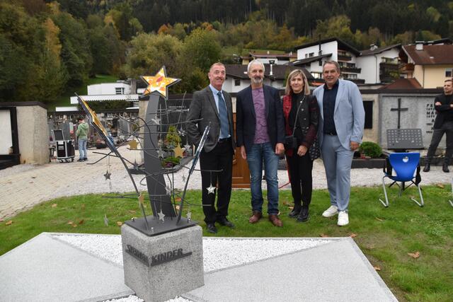 Ein würdiger Gedenkort: GR Peter Schär (Obmann Sozialausschuss), Künstler Peter Waldhart, Andrea Lechner (Sozialausschuss) und Bgm. Peter Schwemberger. | Foto: Kendlbacher