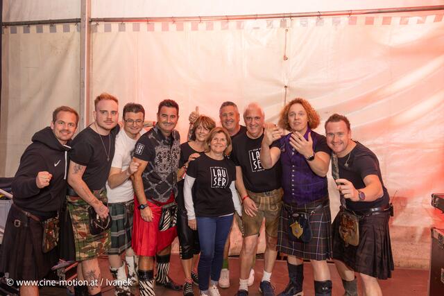 6 Bandmitglieder von den Lausern im Kilt mit ihren "Lauser-Freunden". | Foto: www.cine-motion.at / Ivanek