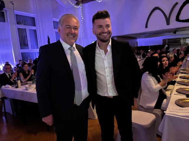 Günther Riedenbauer konnte Moderator Thomas Seidl etwas verspätet begrüßen. | Foto: Almer