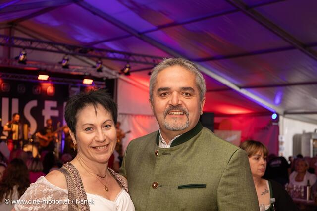 Antonia Buchberger mit Martin Kolber - Bürgermeister Rauchenwarth. | Foto: www.cine-motion.at / Ivanek