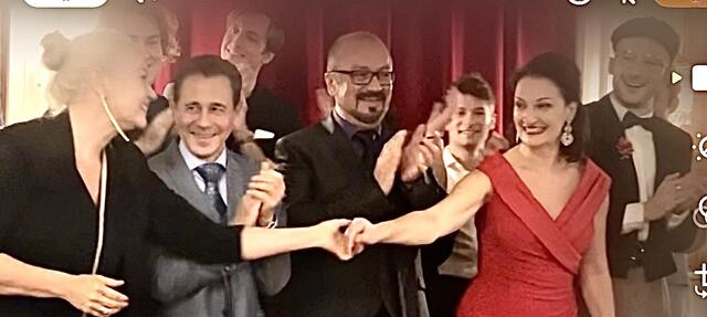 Links Verena Scheitz, in Rot Patricia Nessy. Die beiden Kates in Kiss me Kate an der Bühne Baden. Mit Beppo Binder und Darius Merstein MacLeod | Foto: Stockmann