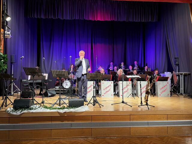 Günter Riedenbauer ist nicht nur NOVA-Geschäftsführer, sondern auch Bandleader der Bigband Köflach | Foto: Almer