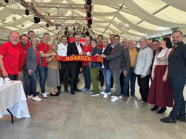 Landeshauptmann Hans Peter Doskozil umringt von sämtlichen Bürgermeistern und Vizebürgermeistern der zwölf Gemeinden des Bezirks sowie zahlreichen Funktionären. | Foto: Elisabeth Kloiber