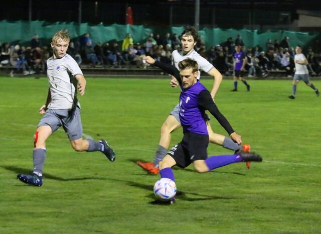 Erfolgreiche Flutlicht-Gala: Michael Grahammer steuerte einen Treffer zum 5:2 Heimsieg von Brixen über Breitenbach bei