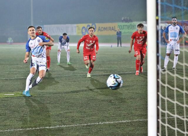 Paul Gunst trifft per Elfer zum 2:0 für Gmunden.
 | Foto: Hörmandinger