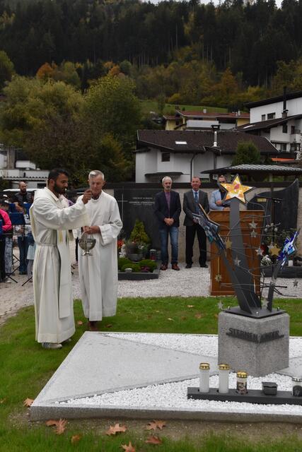 Pfarrkurator Bruno Tauderer und Priester Stephen Dsouza segnen das Sternengrab in einer bewegenden Zeremonie. | Foto: Kendlbacher