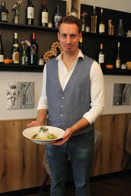 Patrick Hendler serviert uns das vegane Curry | Foto: Anna Carlotta Seymann