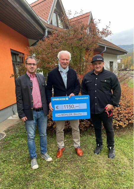 Symbolische Scheckübergabe: Harald Zahradnik (Angestellten-Betriebsratsvorsitzender), Otto Wusche Obmann-Stellvertreter der Steirischen Kinderkrebshilfe), Erich Wallner (Arbeiter-Betriebsratsvorsitzender). | Foto: MeinBezirk