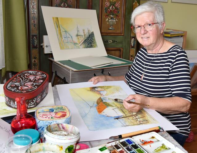 Irmgard Haider bei der Arbeit in ihrem Atelier | Foto: Herbert Schleich
