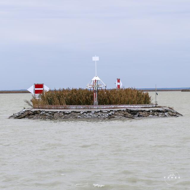 Grenzstein im Neusiedler See