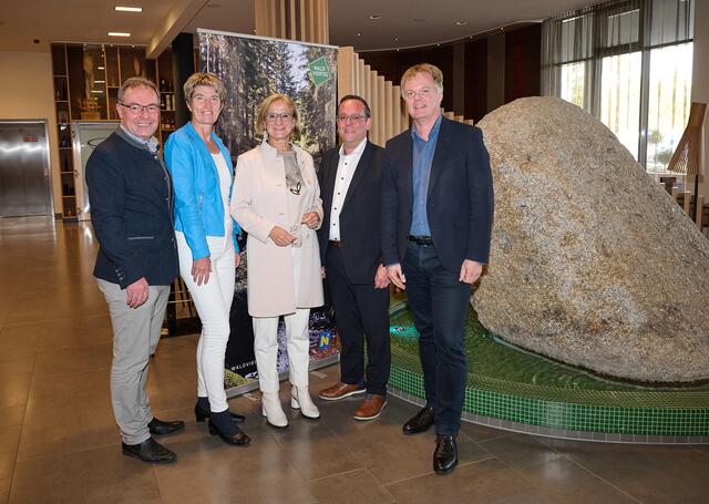im Sole Felsen Hotel Gmünd, von links nach rechts: Tom Bauer (Geschäftsführer Destination Waldviertel), Nationalrätin Martina Diesner-Wais, Landeshauptfrau Johanna Mikl-Leitner, Bernhard Strohmeier (Geschäftsführer Sole Felsen Hotel), Michael Duscher (Geschäftsführer NÖ Werbung). | Foto: NLK Pfeiffer