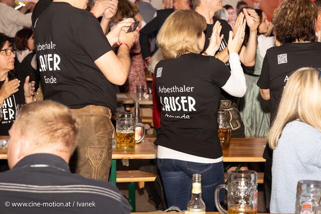Die Freunde der Band mit ihren Erkennungsmerkmalen - schwarzes Leiberl. | Foto: www.cine-motion.at / Ivanek