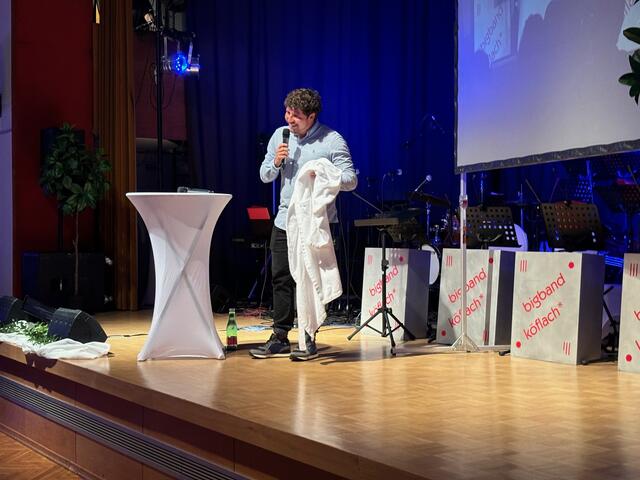 Mario Fellner hatte auch einen alten Bademantel mitgebracht. | Foto: Almer