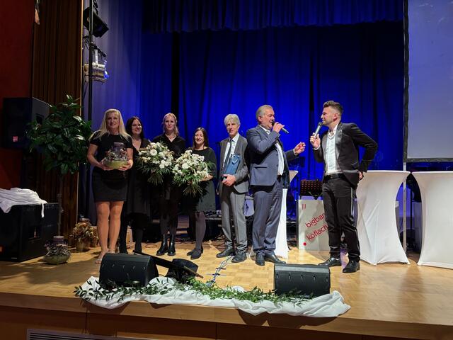 Auch die HLW Lipizzanerheimat half tatkräftigst mit. | Foto: Almer