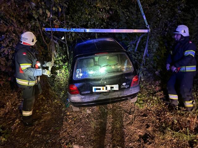Ein Pkw blieb in einem Waldstück hängen. | Foto: Stadtfeuerwehr Oberwart