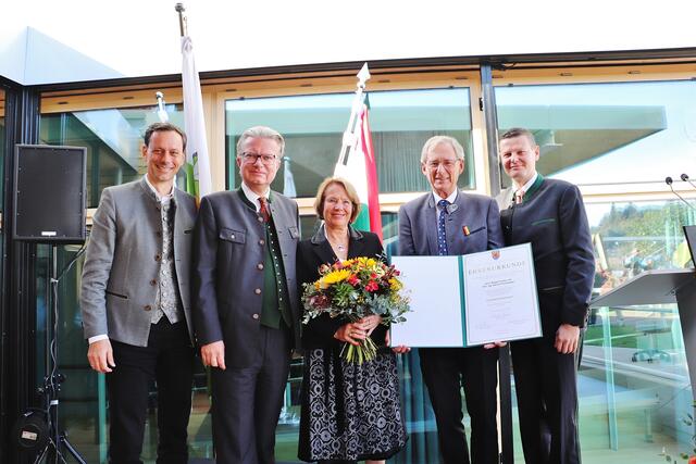 Bgm. a.D. Werner Kirchsteiger mit Gattin Anneliese sowie NAbg. Ernst Gödl, LH Christopher Drexler und Bgm. Patrick Dorner bei der Verleihung der höchsten Auszeichnung, die eine Gemeinde vergeben kann. | Foto: Edith Ertl
