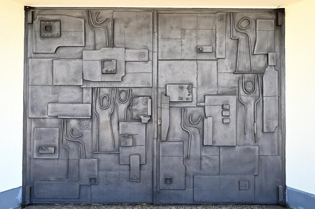 Eisenrelief von Ernst Brandstetter im Zentrum des Portals der Einsegnungshalle in Amstetten. | Foto: Hans-Peter Kriener