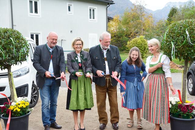 Große Freude bei der Eröffnung des neuen Bewegungsgartens der Lebenshilfe-Werkstätte Bad Ischl: Lebenshilfe-Geschäftsführer Gerhard Scheinast, Bürgermeisterin von Bad Ischl Ines Schiller, Obmann der Lebenshilfe-Arbeitsgruppe Bad Ischl Ferdinand Pfarrhofer, Haussprecherin Philomena Eisl und Werkstättenleiterin Regina Nußbaumer. | Foto: Lebenshilfe OÖ