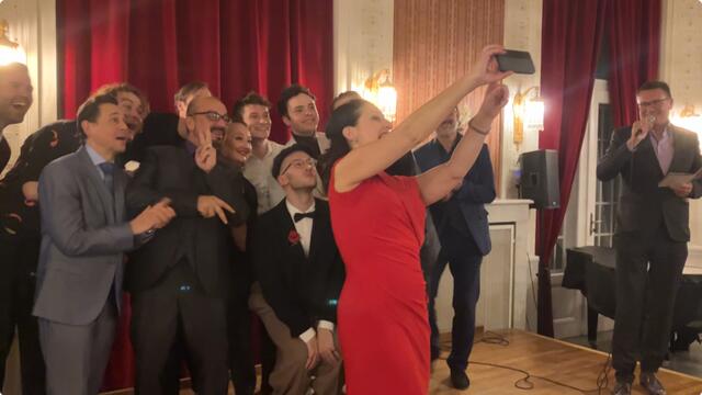 Patricia Nessy macht ein Selfie mit dem gut gelaunten Ensemble | Foto: Stockmann