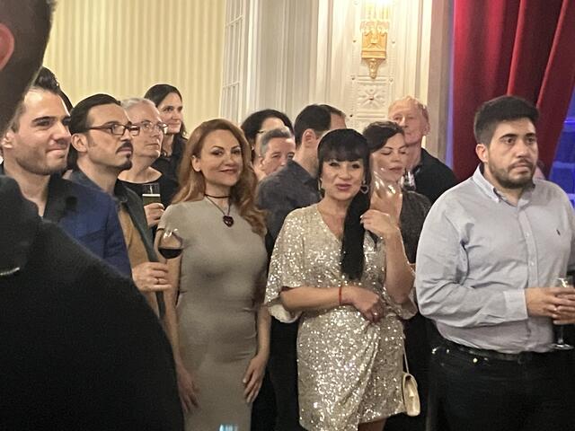 Ein Blick in den für die Premierenfeier festlich gekleideten Chor.  | Foto: Stockmann