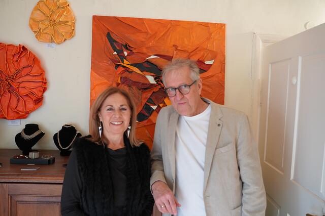 Marina Anton und Walter Schubert präsentierten ihre Bilder. Alina Lea Berger (nicht im Bild) zeigte ihren Makramee-Schmuck. | Foto: Evi Leutgeb