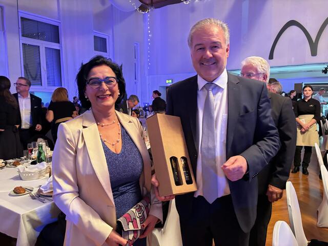 Elke Brandstätter überreichte ihrem Nachfolger Günter Riedenbauer ein Geschenk. | Foto: Almer