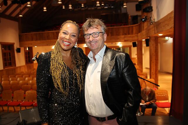 Stella Jones mit Bachschmiede-Chef Bernhard Robotka.