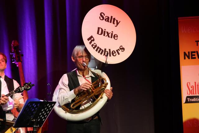 Lupo Lindtner mit seinem Sousaphone.