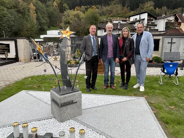 Gemeinsam gedenken: Bürgermeister Peter Schwemberger und der Sozialausschuss bei der Einweihung des neuen Sternengrabs. | Foto: Kendlbacher