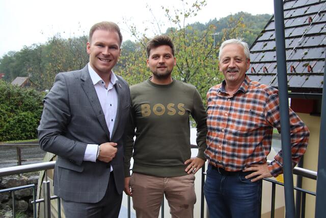 Philipp Weber (Mitte) übernimmt 2025 von Karl Kahr (rechts) die Geschäftsführung und wird damit Mitarbeiter von Naturpark-Obmann Fabio Halb (links). | Foto: Naturpark Raab