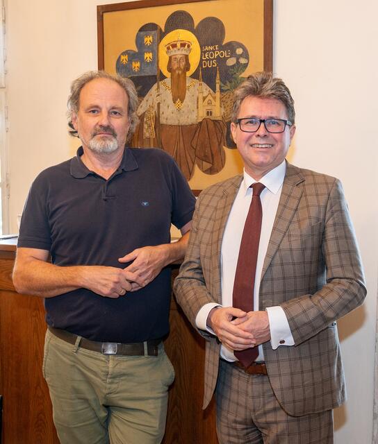Stiftsarchivar Dr. Karl Holubar mit Bundesminister Dr. Martin Polaschek vor einer Darstellung
des Heiligen Leopolds. | Foto: Stift Klosterneuburg/W. Hanzmann