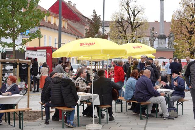 Beim Street Food-Bauernmarkt am Knittelfelder Hauptplatz war so einiges los. | Foto: Michael Blinzer