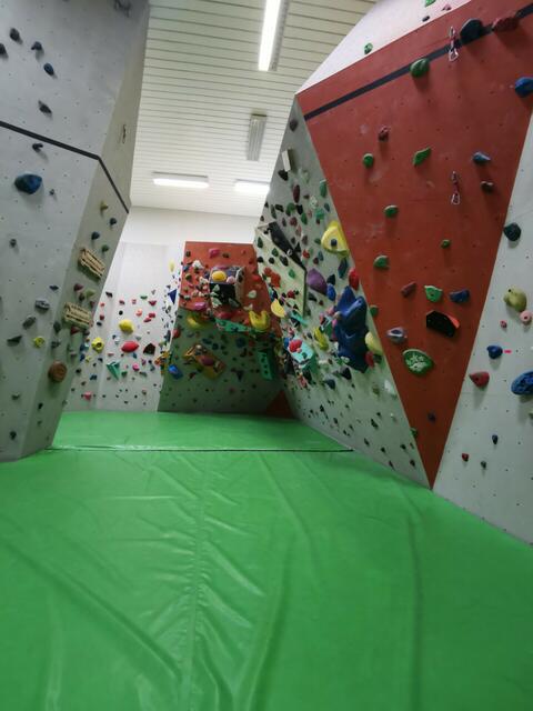 Die Boulderanlage in Brückl bietet rund 300 Quadratmeter Kletterfläche in allen Schwierigkeitsgraden an.  | Foto: Jürgen Runtas