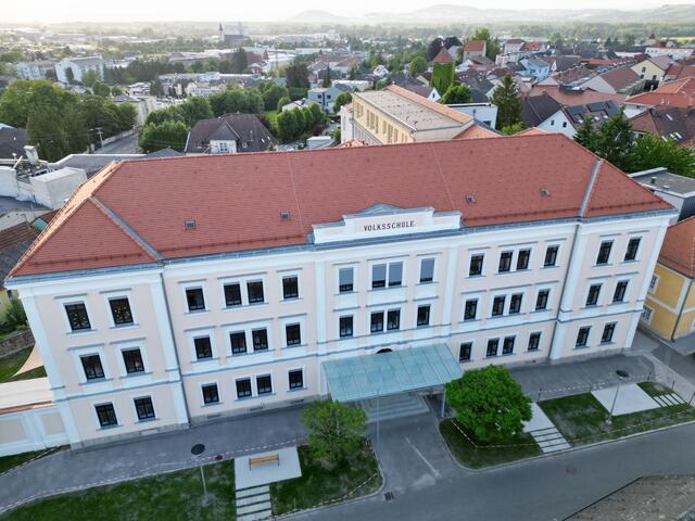 10 Millionen Euro investiert: Die Volksschule in Enns wurde saniert und erweitert.  | Foto: Stadtamt Enns