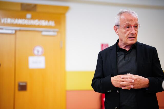 Der ehemalige Politiker und jetzige Medienherausgeber Peter Pilz wurde am Montag wegen verbotener Veröffentlichung vor Gericht nicht rechtskräftig verurteilt. Pilz erklärte, dass er gegen die Entscheidung berufen wolle. Im Anklagepunkt der üblen Nachrede wurde er hingegen freigesprochen. Im Bild: Peter Pilz zum Prozessauftakt am 5. Juli 2024. | Foto: EVA MANHART / APA / picturedesk.com 
